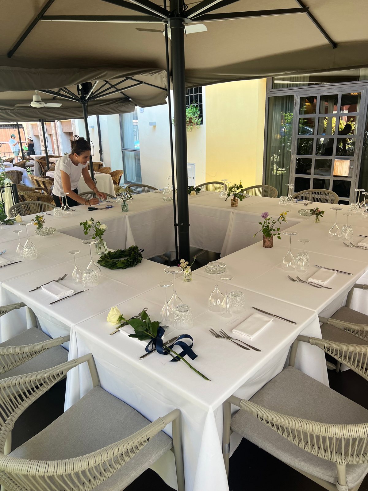 La tavola apparecchiata con cura sulla terrazza del Ristorante Zelmira