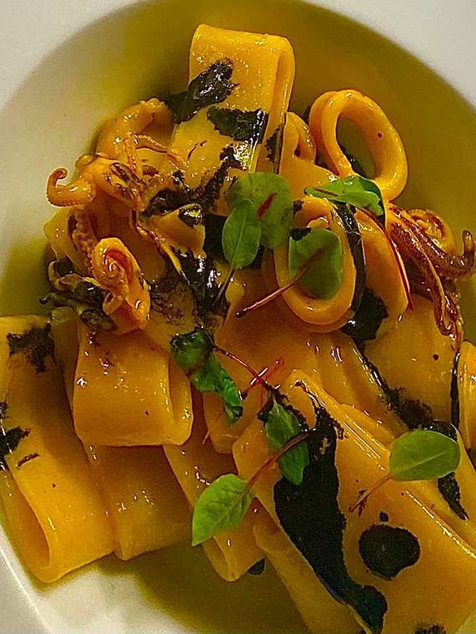 Calamarata allo zafferano e nero di seppia