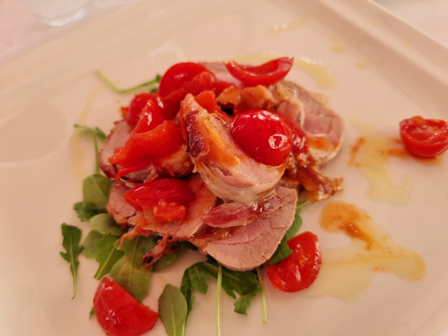 Filetto di angus con pancetta, rucola e pomodorini