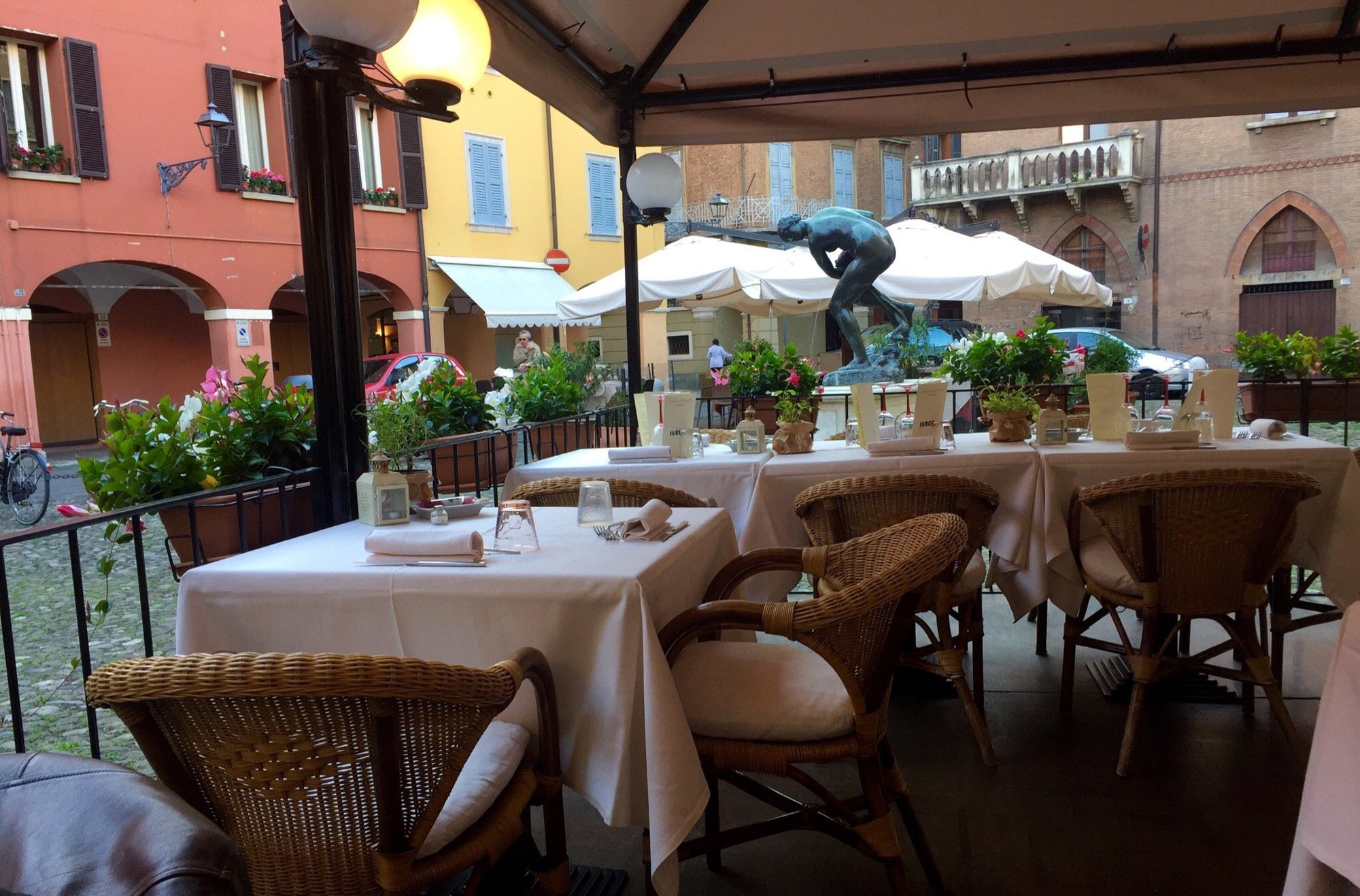 La terrazza del Ristorante Zelmira sulla piazzetta di San Giacomo a Modena, con la fontana della Ninfa