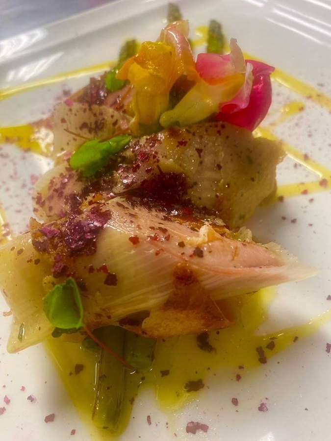 Asparago bianco con fiori eduli e agrumi