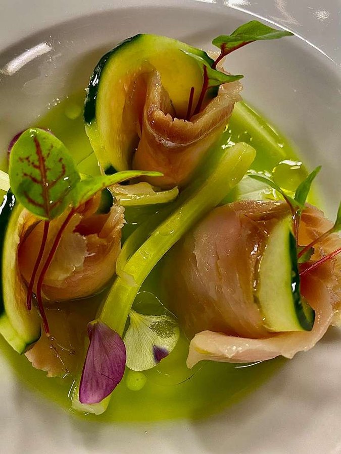 Pesce e zucchine con petali e olio al basilico