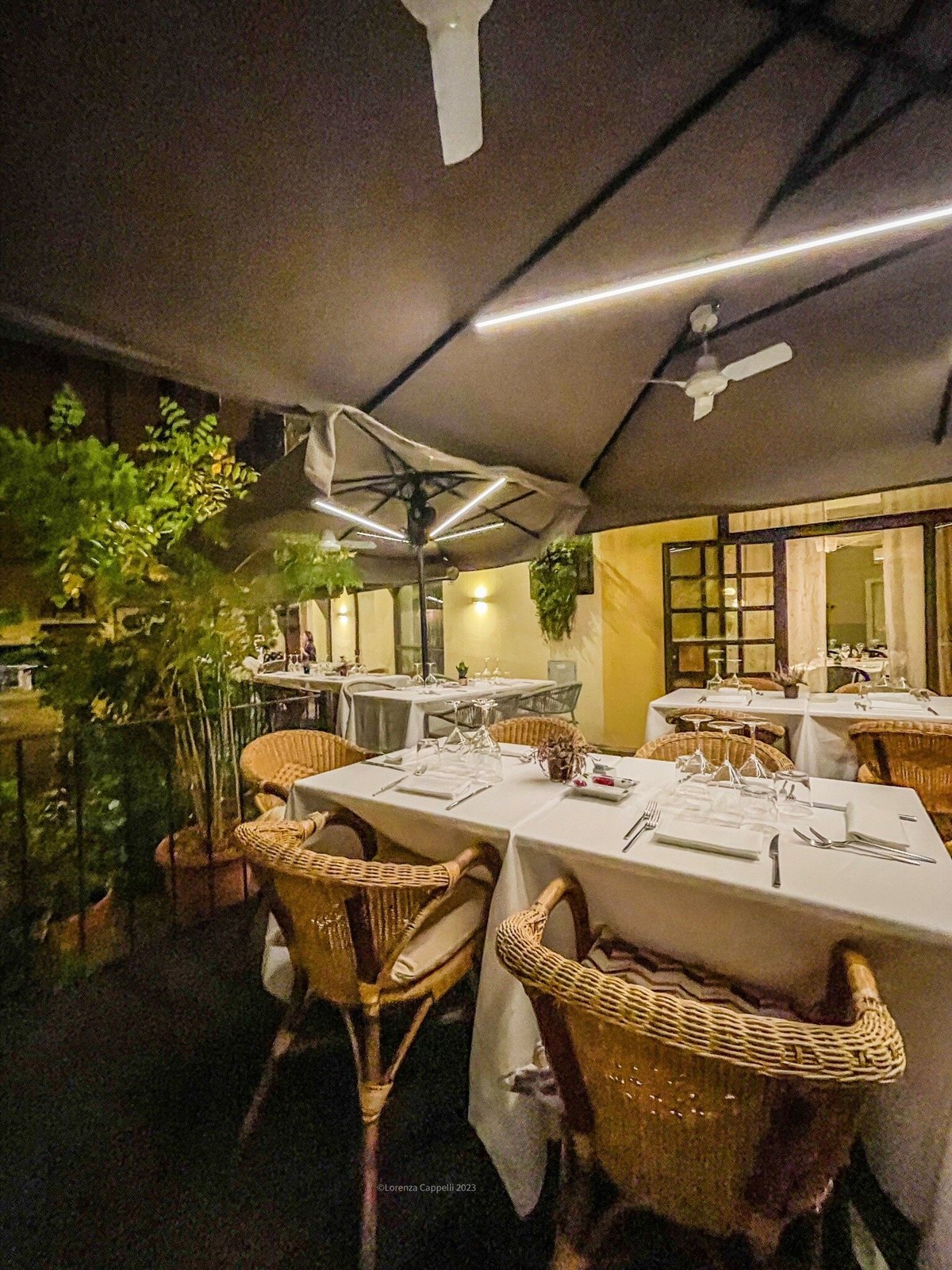 La terrazza del Ristorante Zelmira illuminata la sera, tra il verde e le lanterne